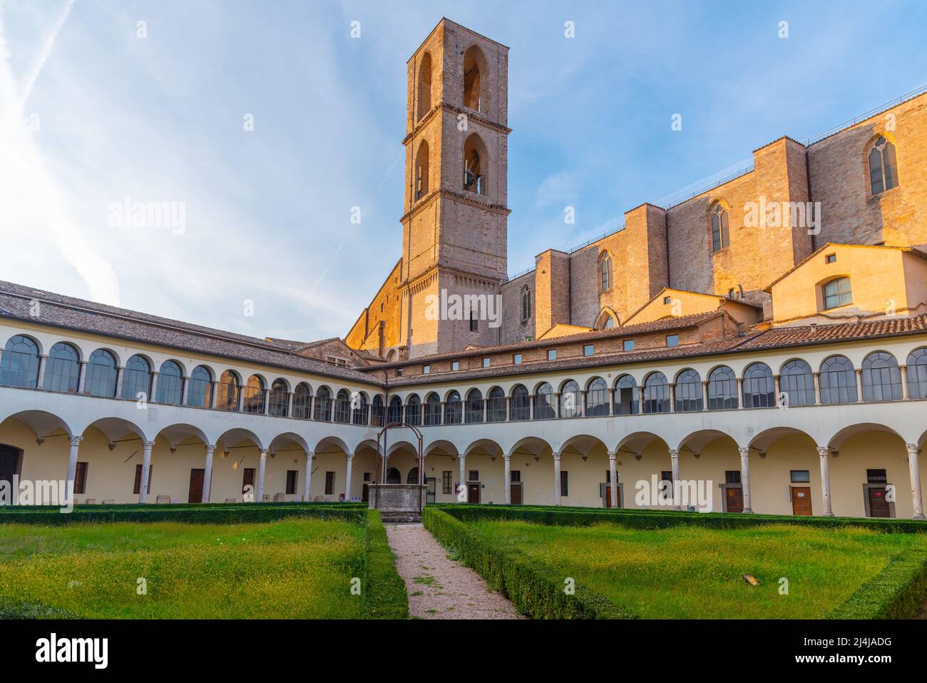 Cortile del convento di San Domenico a Perugia. Foto Stock