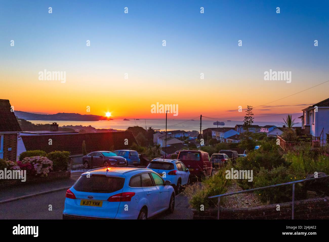 Alba sulle strade collinari di Paignton e la baia in bella mattinata estiva.Paignton è una città di mare sulla costa di Tor Bay in Devon, Inghilterra. Foto Stock