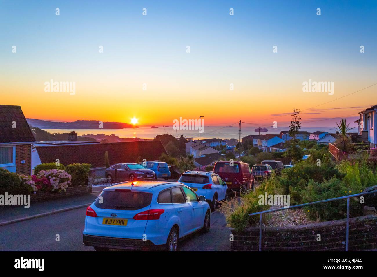 Alba sulle strade collinari di Paignton e la baia in bella mattinata estiva.Paignton è una città di mare sulla costa di Tor Bay in Devon, Inghilterra. Foto Stock