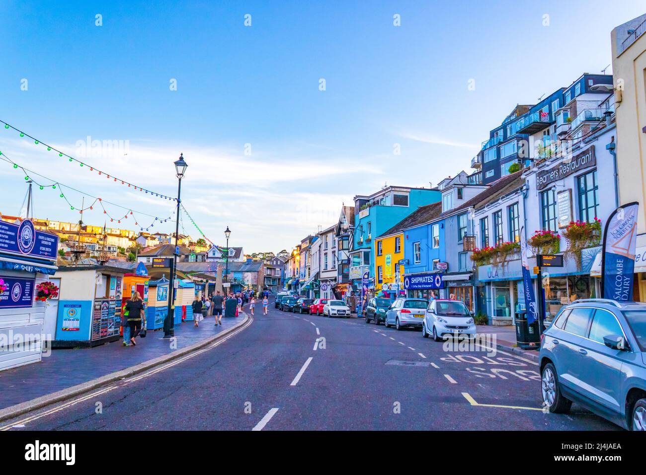 Vista del porto di Brixham. Porto di pesca fiancheggiato da ristoranti di pesce, pub e negozi di articoli da regalo, più un mercato che vende catture locali. Devon, Inghilterra. Foto Stock