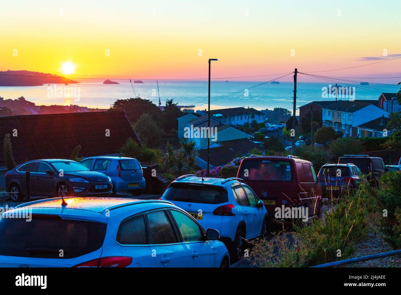 Alba sulle strade collinari di Paignton e la baia in bella mattinata estiva.Paignton è una città di mare sulla costa di Tor Bay in Devon, Inghilterra. Foto Stock