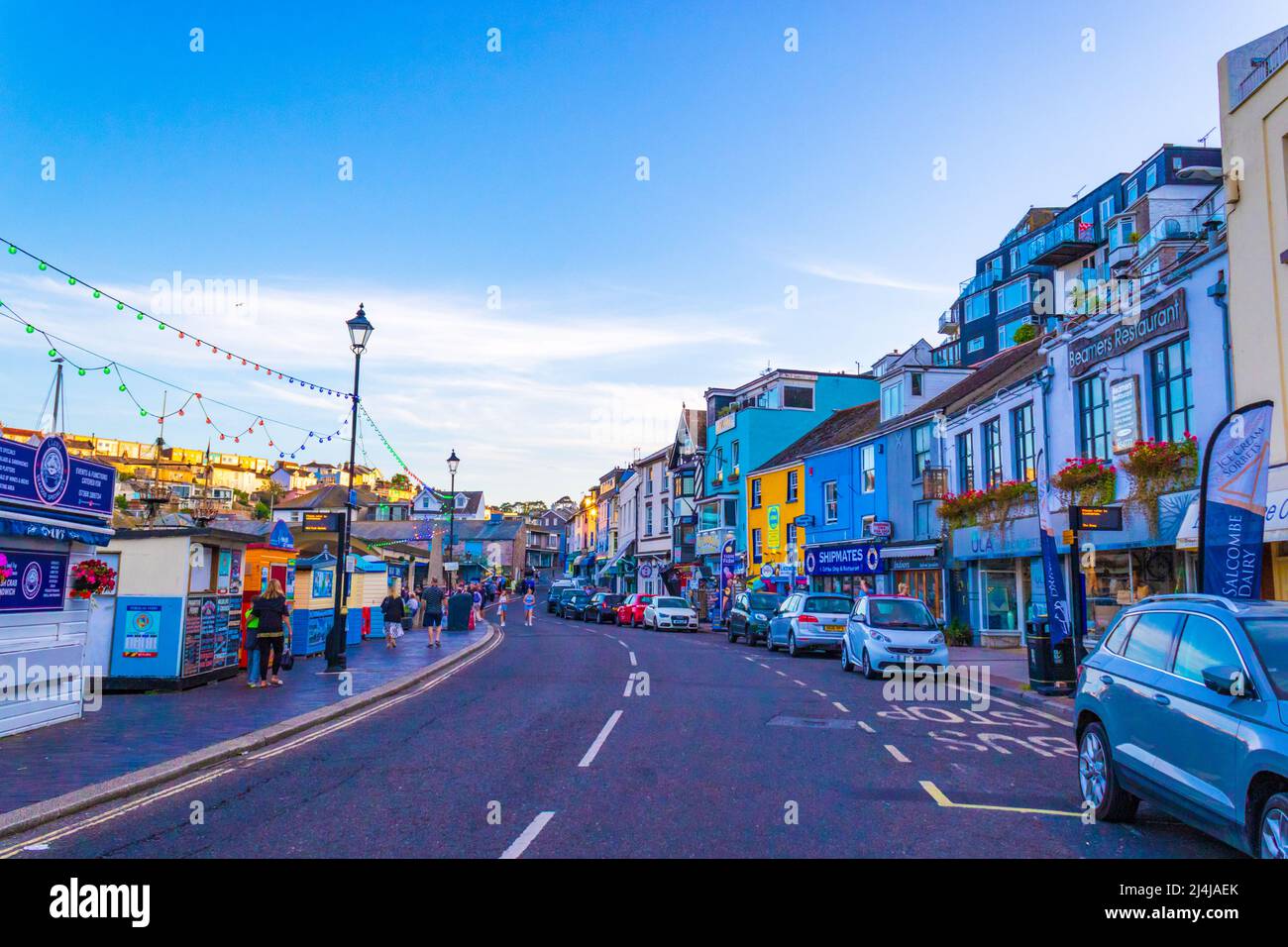 Vista del porto di Brixham. Porto di pesca fiancheggiato da ristoranti di pesce, pub e negozi di articoli da regalo, più un mercato che vende catture locali. Devon, Inghilterra. Foto Stock