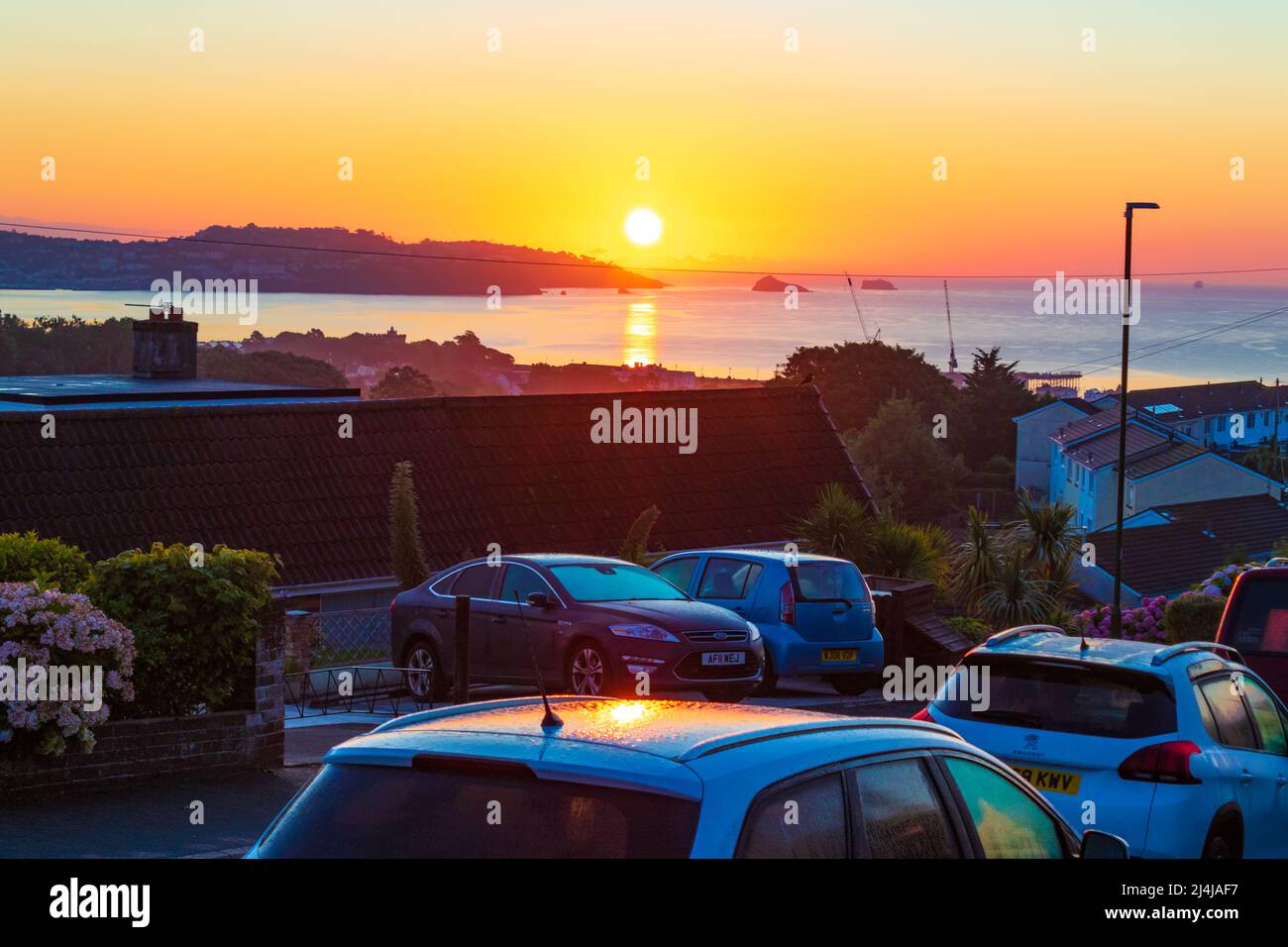 Alba sulle strade collinari di Paignton e la baia in bella mattinata estiva.Paignton è una città di mare sulla costa di Tor Bay in Devon, Inghilterra. Foto Stock