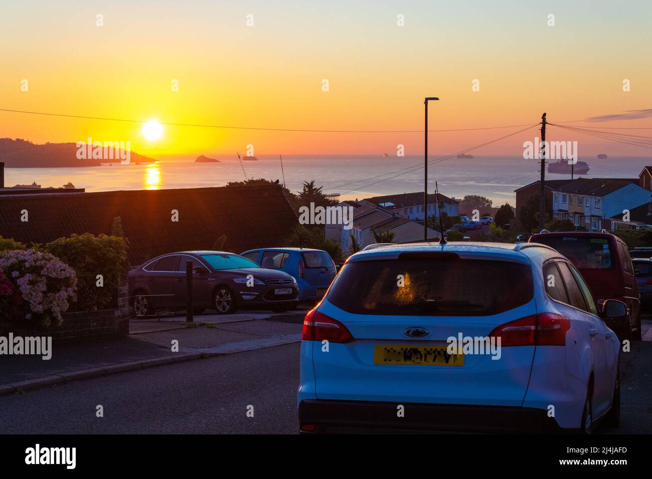Alba sulle strade collinari di Paignton e la baia in bella mattinata estiva.Paignton è una città di mare sulla costa di Tor Bay in Devon, Inghilterra. Foto Stock