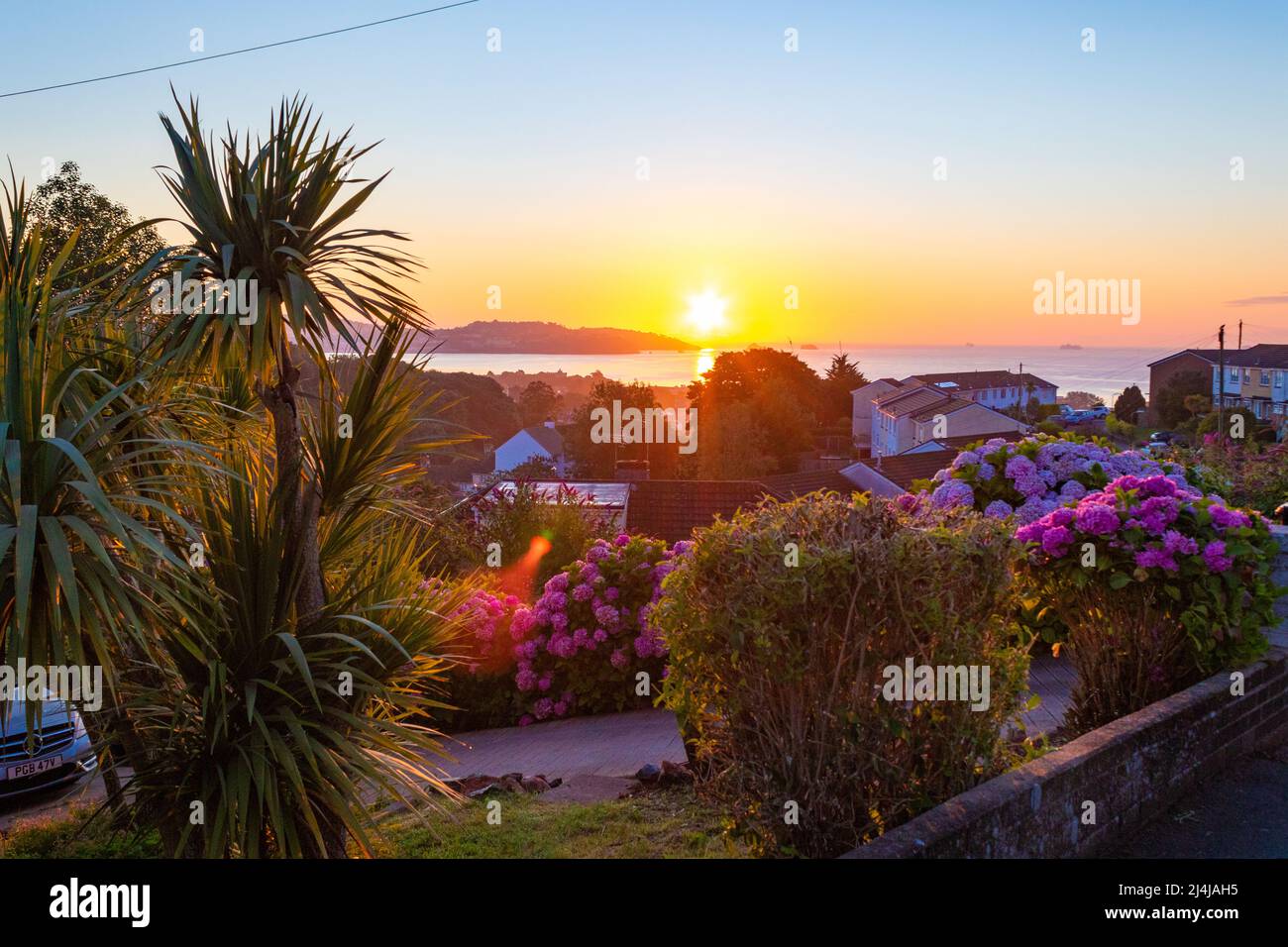Alba sulle strade collinari di Paignton e la baia in bella mattinata estiva.Paignton è una città di mare sulla costa di Tor Bay in Devon, Inghilterra. Foto Stock