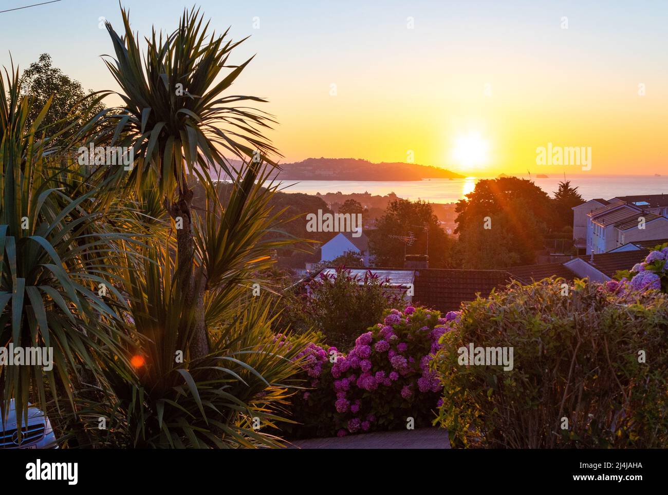 Alba sulle strade collinari di Paignton e la baia in bella mattinata estiva.Paignton è una città di mare sulla costa di Tor Bay in Devon, Inghilterra. Foto Stock