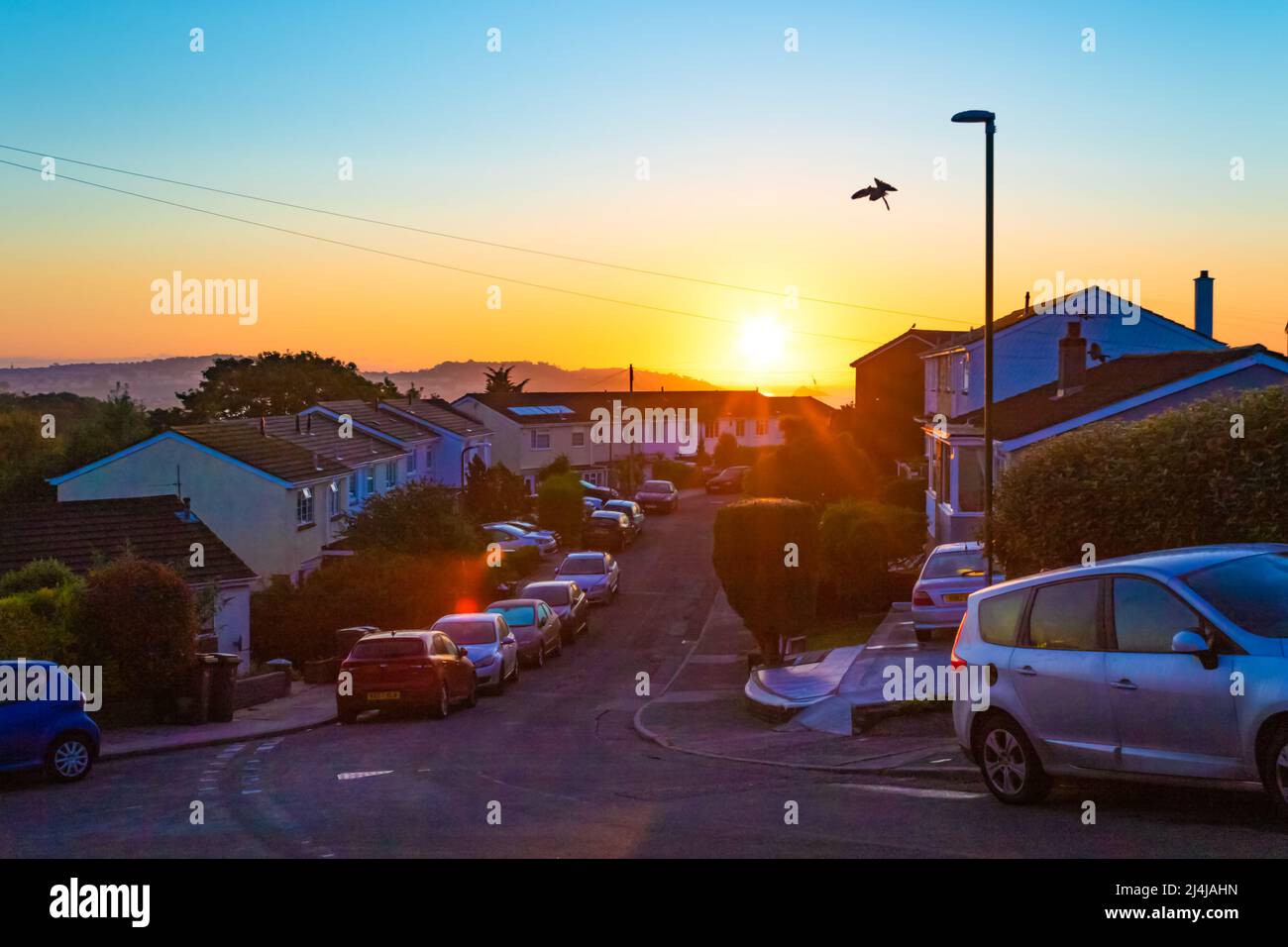 Alba sulle strade collinari di Paignton e la baia in bella mattinata estiva.Paignton è una città di mare sulla costa di Tor Bay in Devon, Inghilterra. Foto Stock