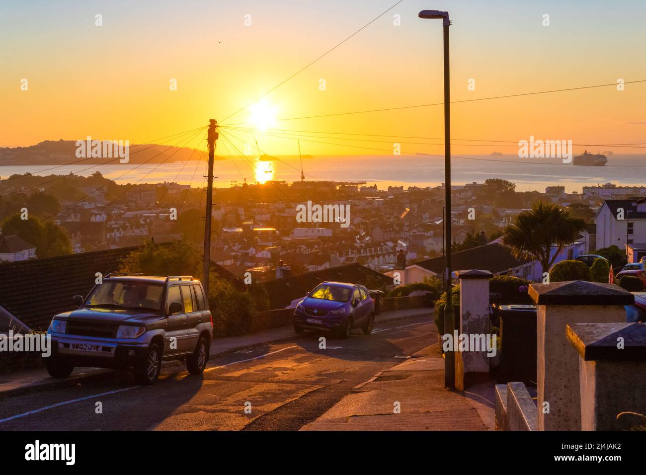 Alba sulle strade collinari di Paignton e la baia in bella mattinata estiva.Paignton è una città di mare sulla costa di Tor Bay in Devon, Inghilterra. Foto Stock