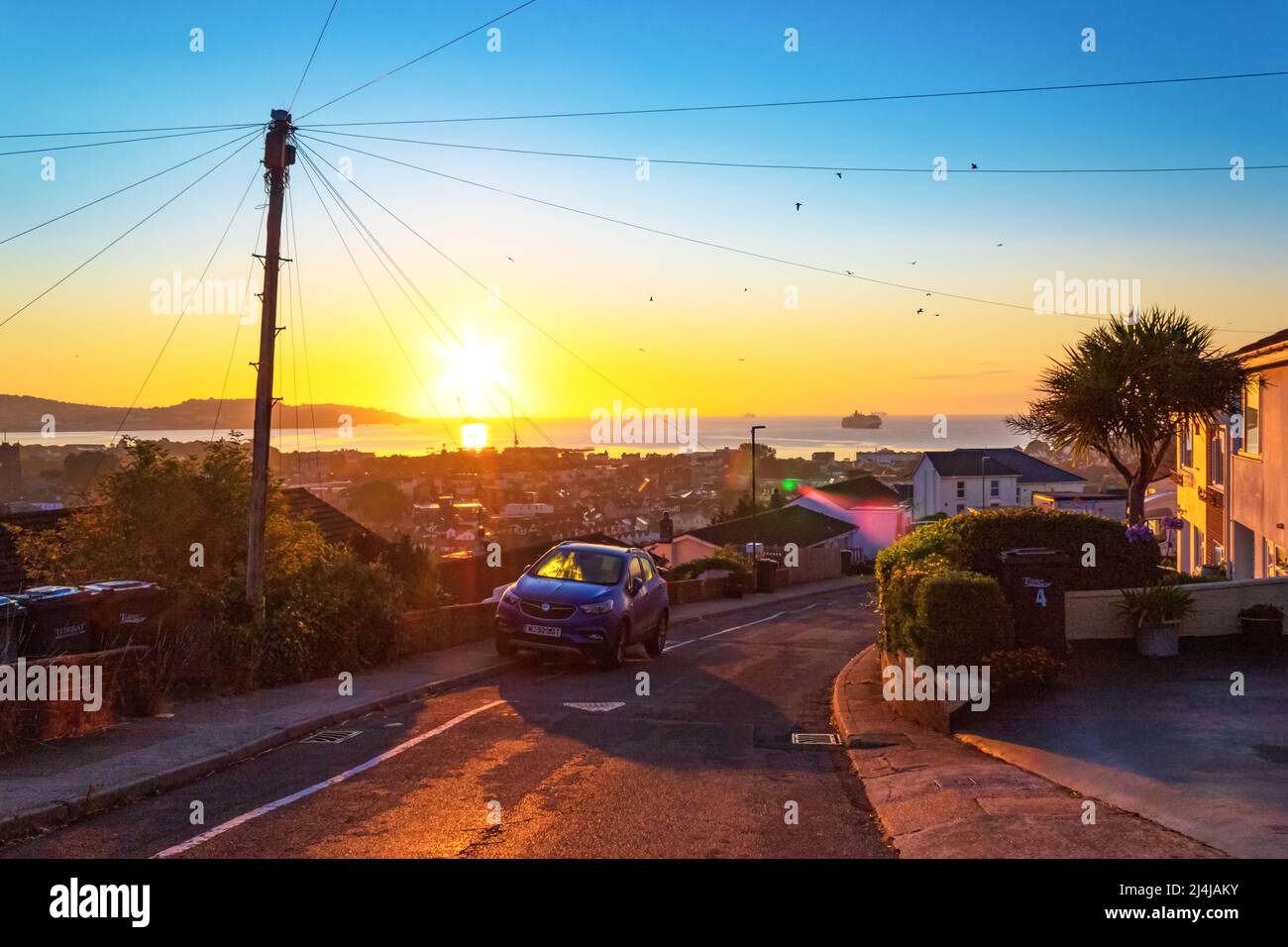Alba sulle strade collinari di Paignton e la baia in bella mattinata estiva.Paignton è una città di mare sulla costa di Tor Bay in Devon, Inghilterra. Foto Stock