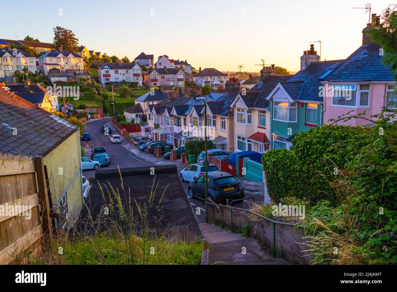 Vista di una strada residenziale di Paignton su bella estate mattina.Paignton è una città di mare sulla costa di Tor Bay in Devon, Inghilterra. Foto Stock