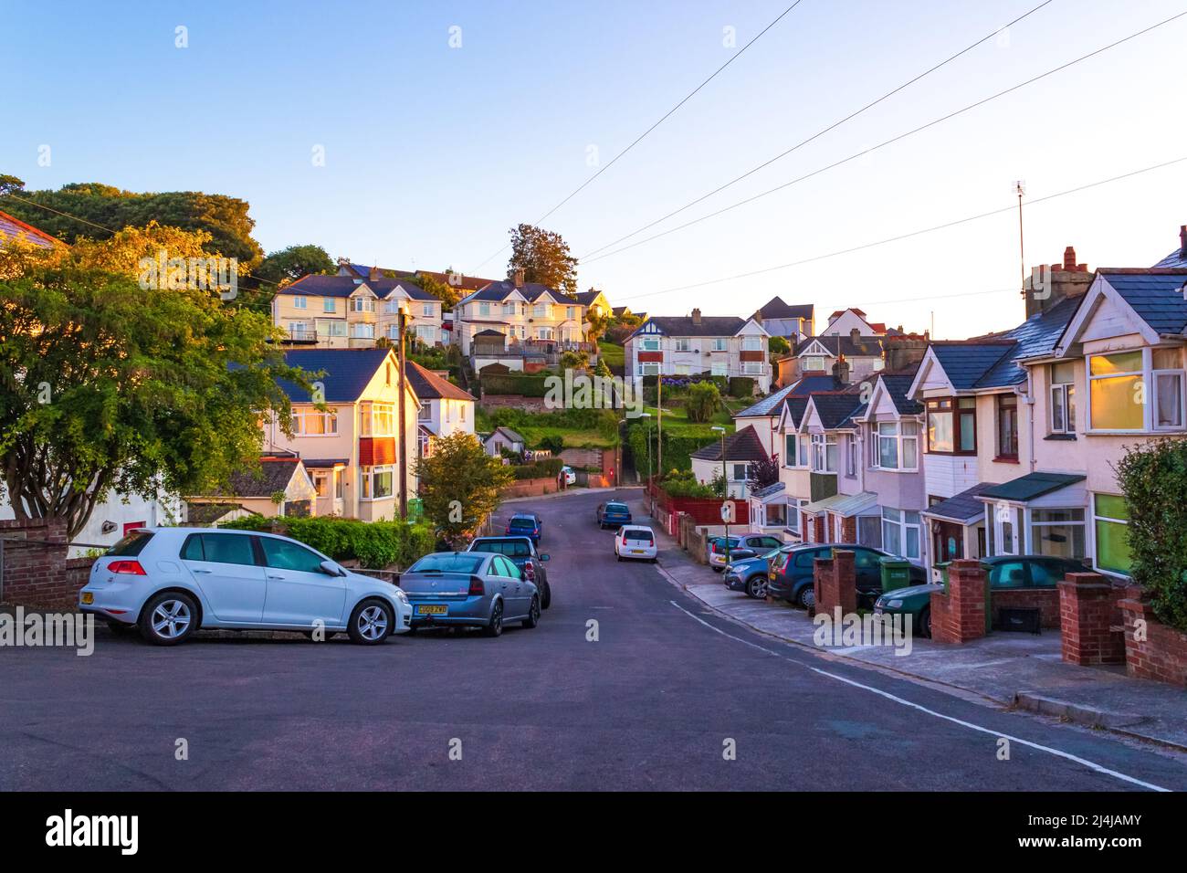 Vista di una strada residenziale di Paignton su bella estate mattina.Paignton è una città di mare sulla costa di Tor Bay in Devon, Inghilterra. Foto Stock