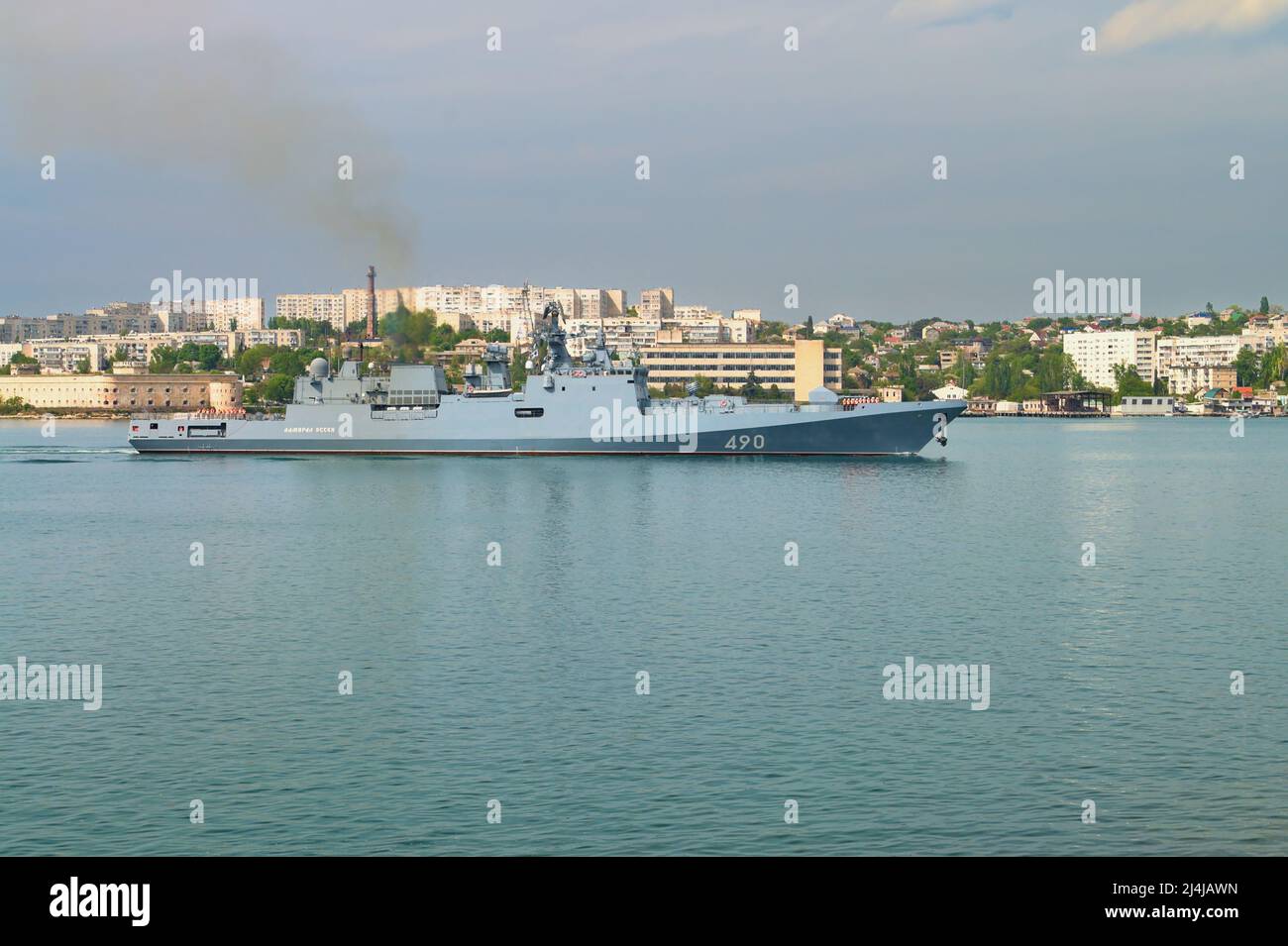 Frigata russa Admiral Essen - il 2022 stava facendo attacchi razzi contro le città ucraine. Il 3 aprile 2022 è stato danneggiato dall'esercito ucraino Foto Stock