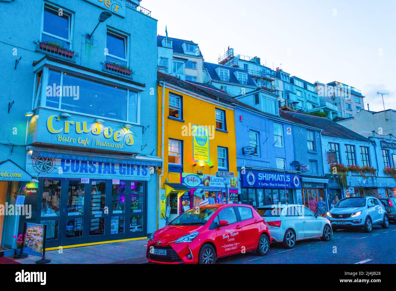 Vista del porto di Brixham. Porto di pesca fiancheggiato da ristoranti di pesce, pub e negozi di articoli da regalo, più un mercato che vende catture locali. Devon, Inghilterra. Foto Stock