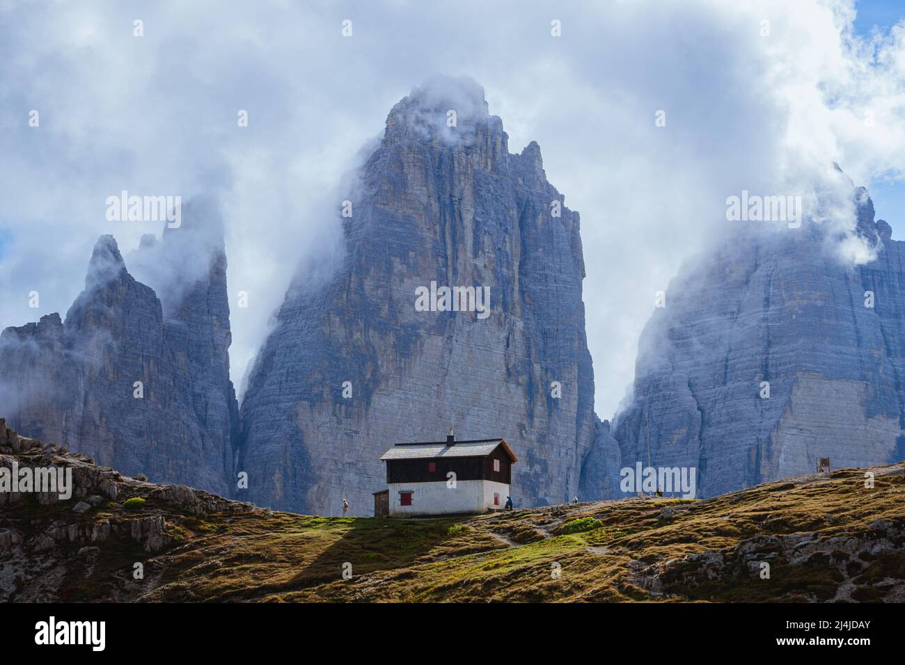Uno dei panorami più famosi e spettacolari di tutte le Alpi: Il rifugio locatelli, la sua chiesa e le tre cime di Lavaredo Foto Stock