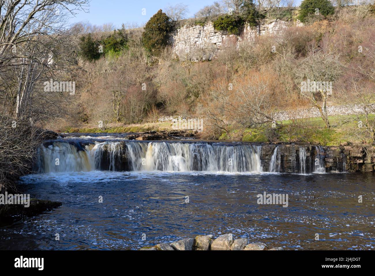 Wain Wath Force, Swaledale, Yorkshire Dales. Bella cascata sotto le scogliere calcaree di Cotterby Scark, vicino a Keld. Foto Stock