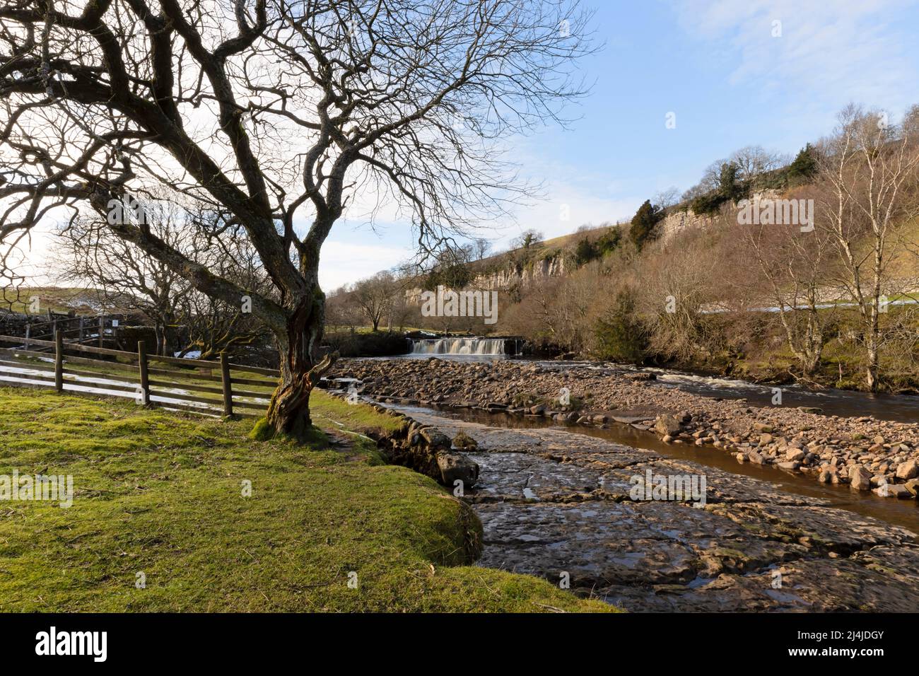 Wain Wath Force, Swaledale, Yorkshire Dales. Bella cascata sotto le scogliere calcaree di Cotterby Scark, vicino a Keld. Foto Stock