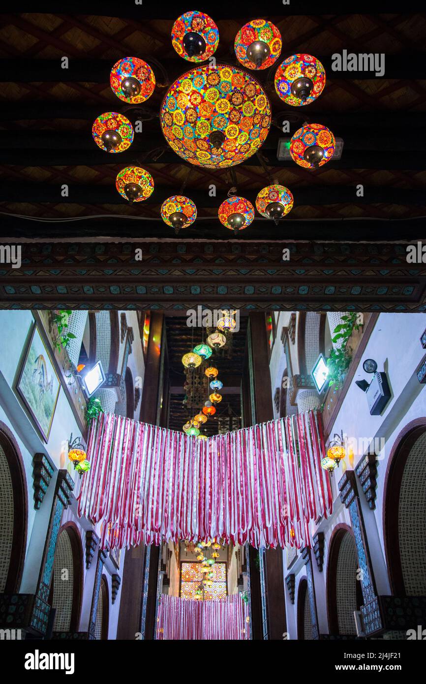 Doha,Qatar-Aprile 20,2022: Nel vecchio mercato Souk Waqif un decorativo, tradizionale, lampade a mosaico di vetro appeso. Foto Stock