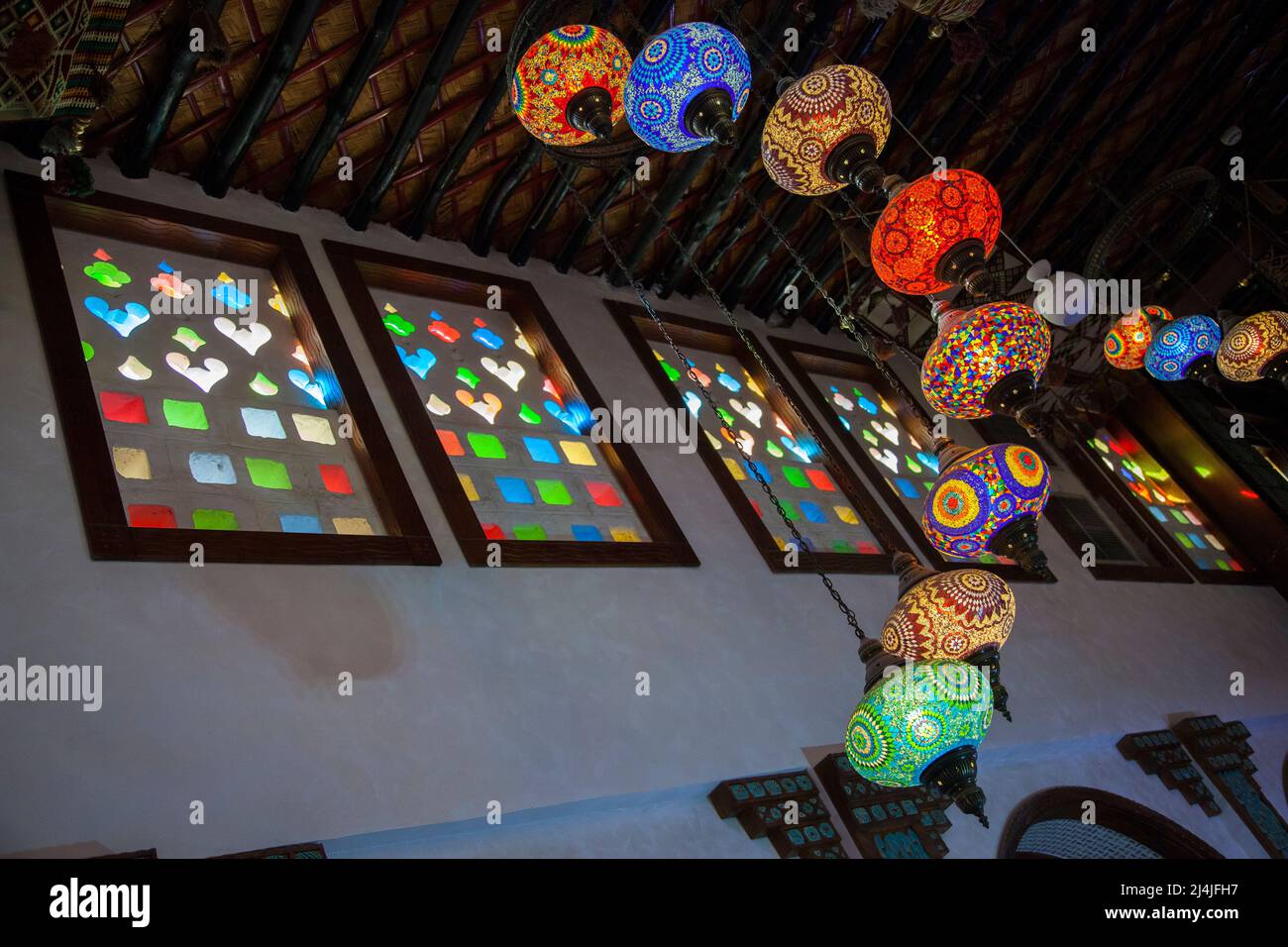 Doha,Qatar-Aprile 20,2022: Nel vecchio mercato Souk Waqif un decorativo, tradizionale, lampade a mosaico di vetro appeso. Foto Stock