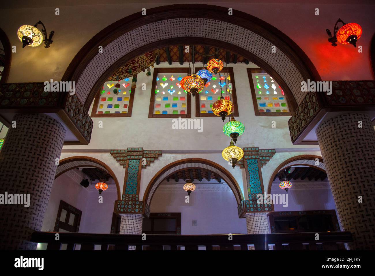 Doha,Qatar-Aprile 20,2022: Nel vecchio mercato Souk Waqif un decorativo, tradizionale, lampade a mosaico di vetro appeso. Foto Stock