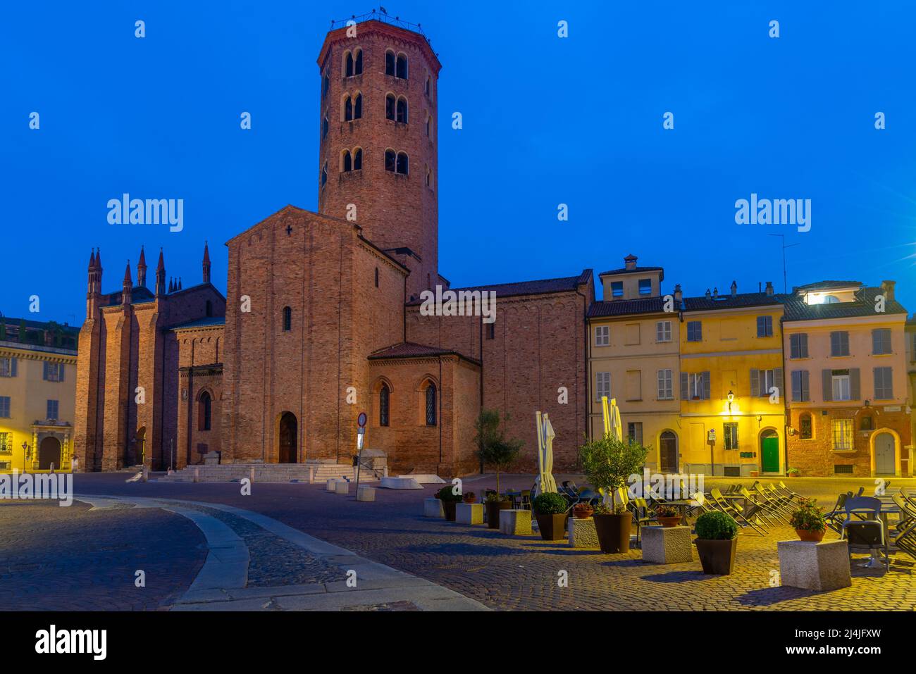 Alba sulla Basilica di Sant'Antonino nella città italiana di Piacenza. Foto Stock