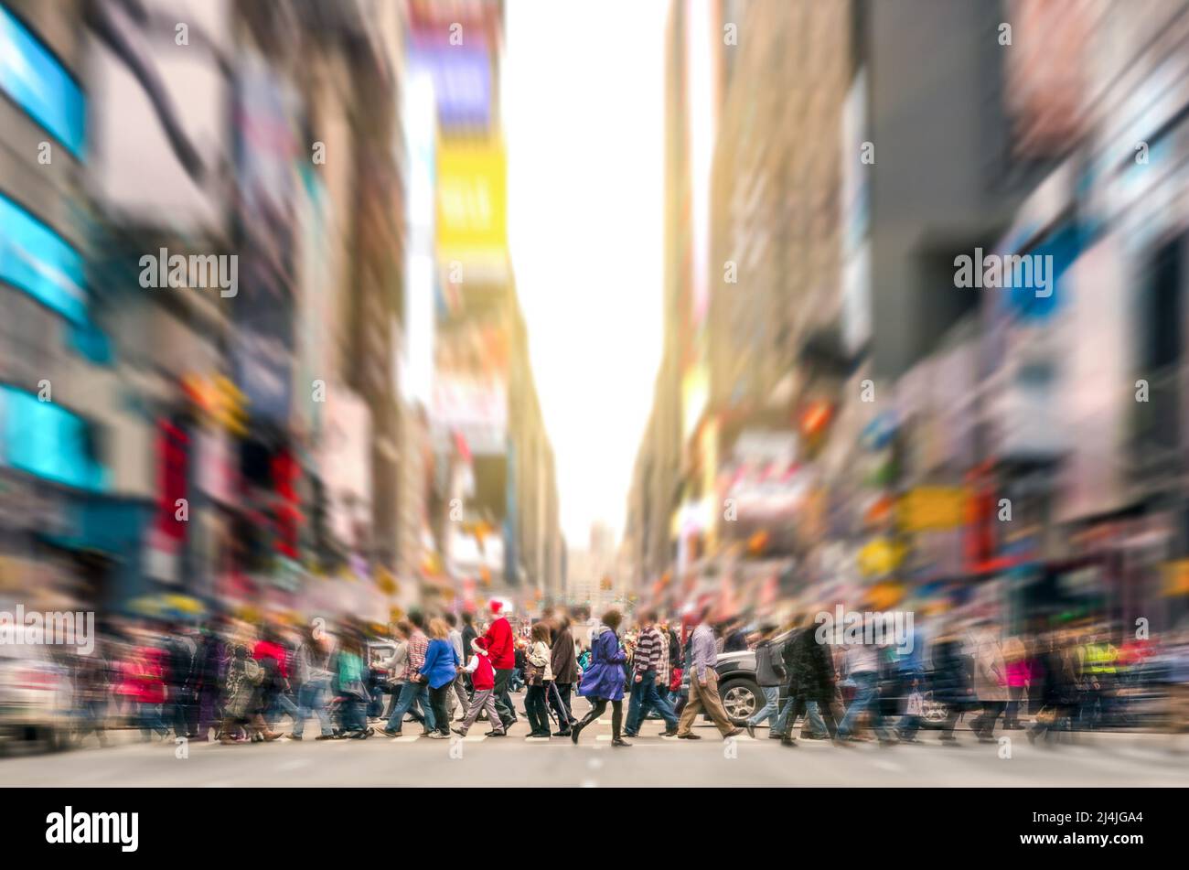 Melting pot persone camminare su zebra attraversare e traffico jam su 7th Avenue a Manhattan prima del tramonto - strade affollate di New York City durante la corsa h Foto Stock