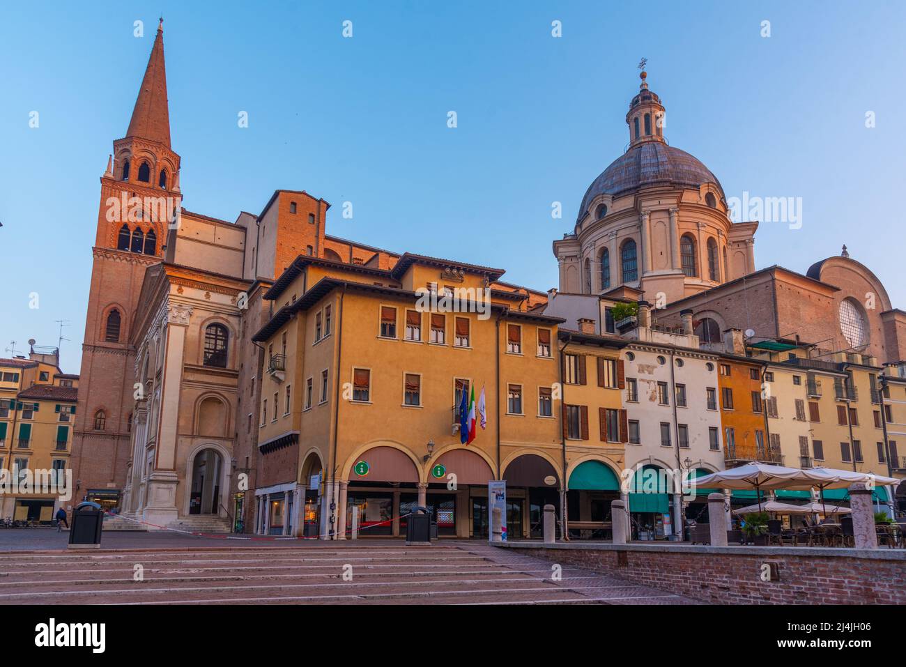 Paesaggio urbano di Mantova dominato dalla Basilica di Sant'Andrea. Foto Stock