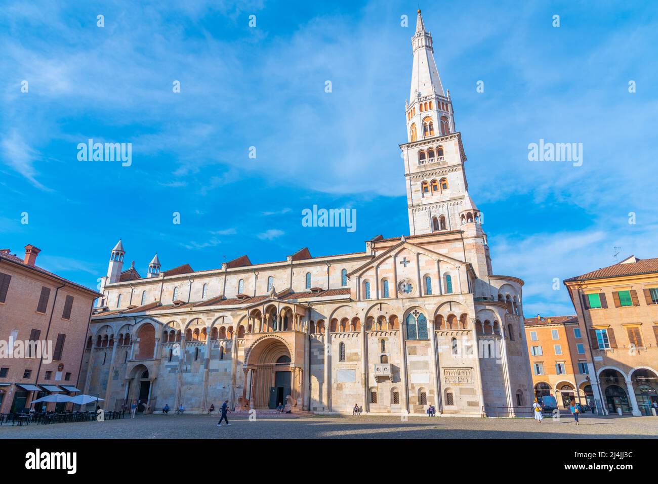 Vista del Duomo di Modena e della torre Ghirlandina in Italia. Foto Stock