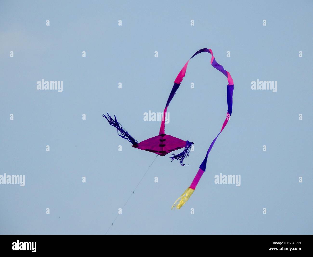 Bello aquilone grande e colorato volare durante i festival in India. Un aquilone è composto da ali, lacci e ancoraggi. Foto Stock