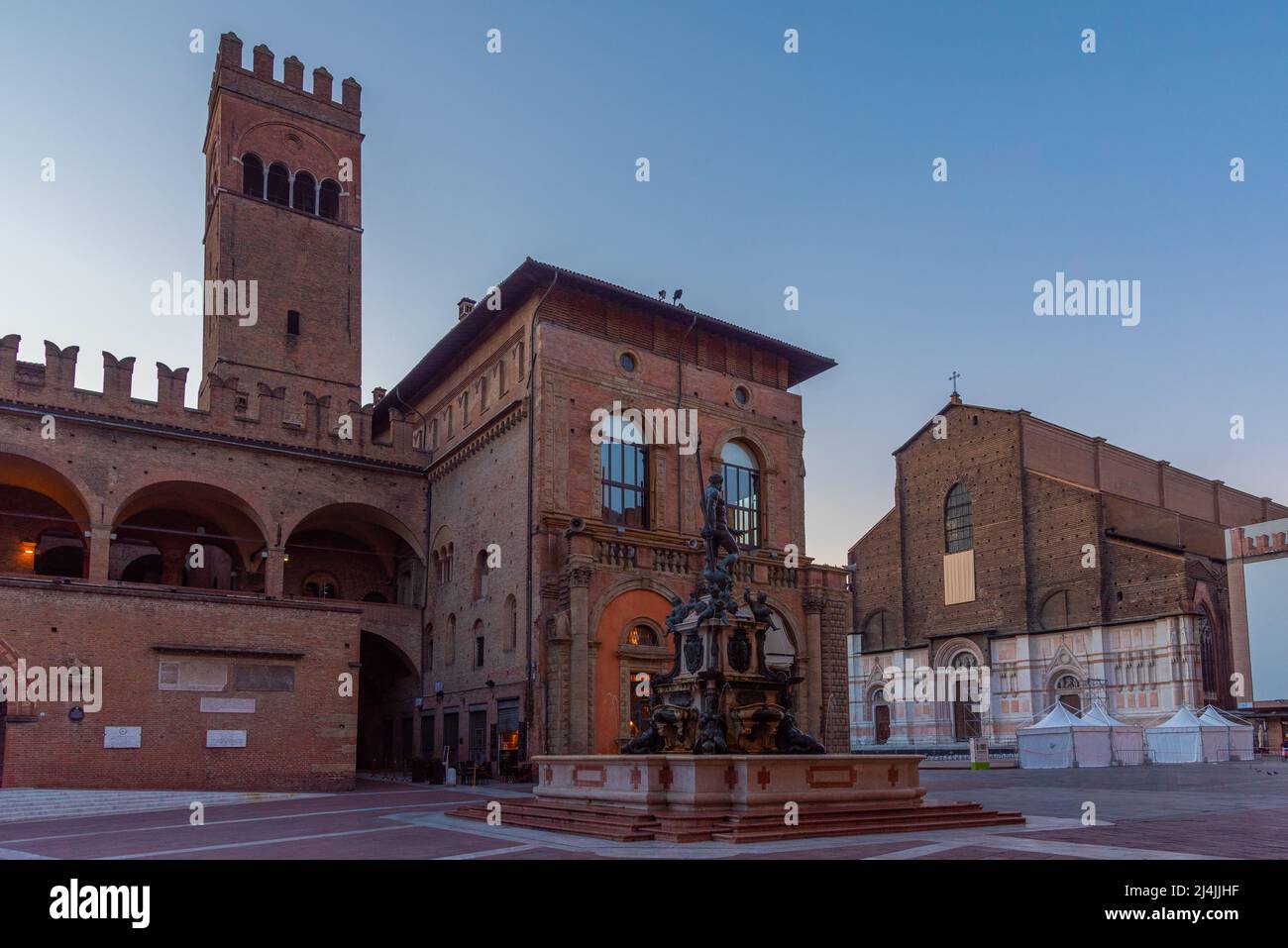 Vista della basilica di San Domenico e della fontana di Nettuno a Bologna. Italia. Foto Stock