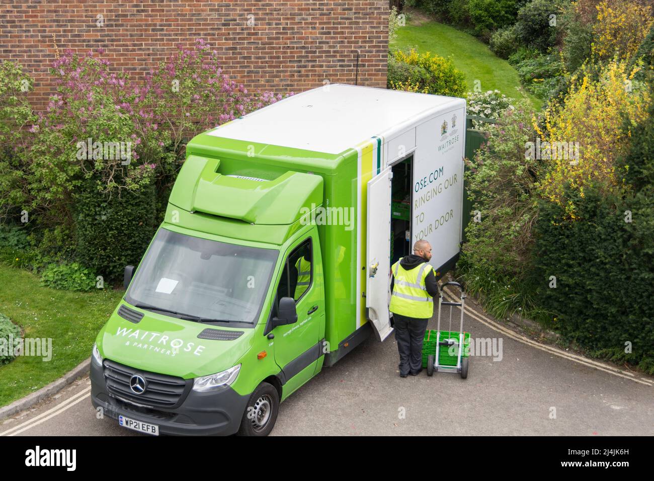 Waitrose & Partners consegna furgone e conducente - portare il nostro negozio a vostra porta nel sud-ovest di Londra, Inghilterra, Regno Unito Foto Stock