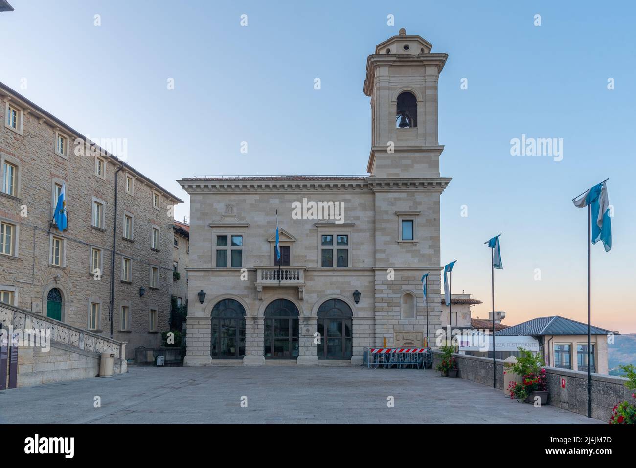 Vista all'alba di un edificio storico situato in piazza della liberta nella repubblica di San Marino. Foto Stock