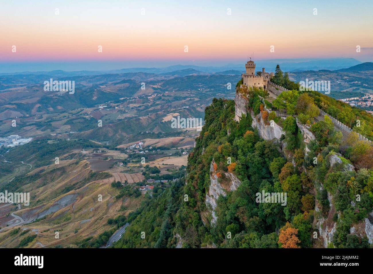 Vista al tramonto della seconda torre di San Marino: La Cesta o Fratta. Foto Stock