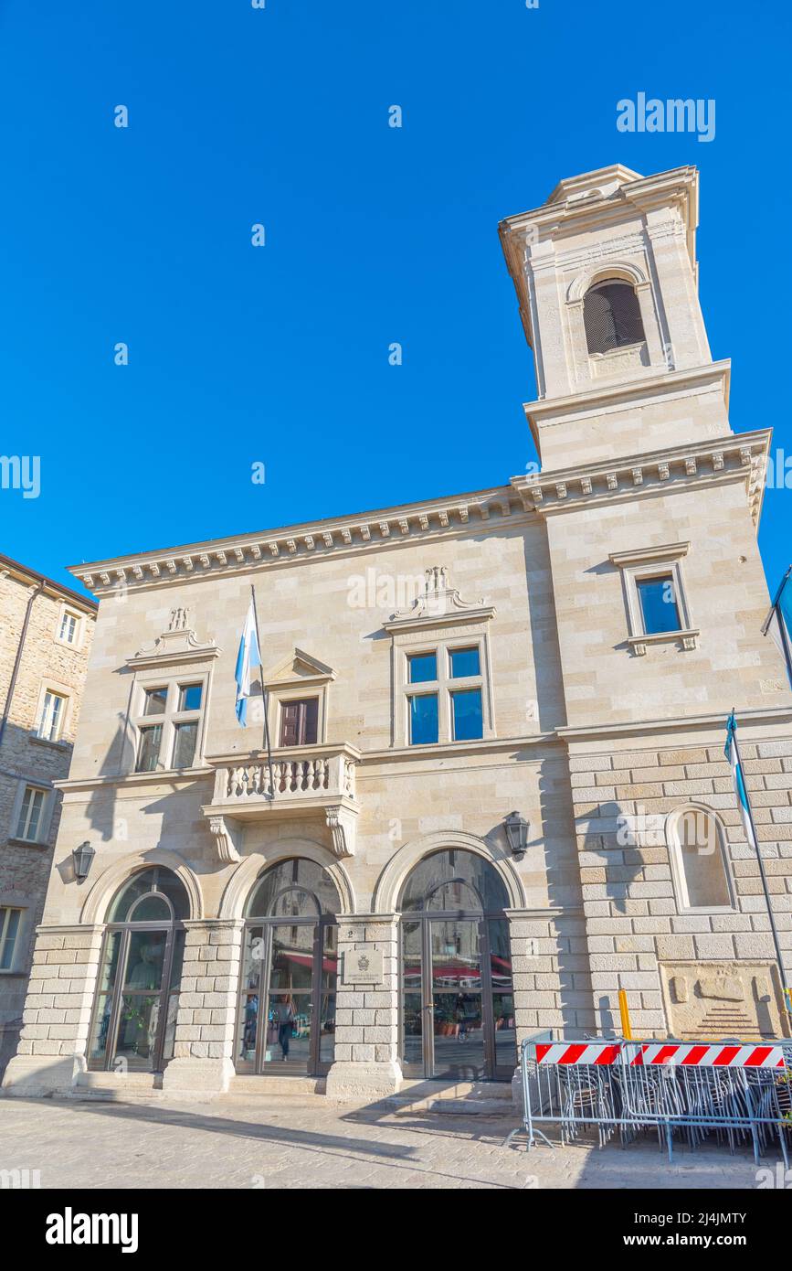 Vista di un edificio storico situato sulla piazza della liberta nella repubblica di San Marino. Foto Stock