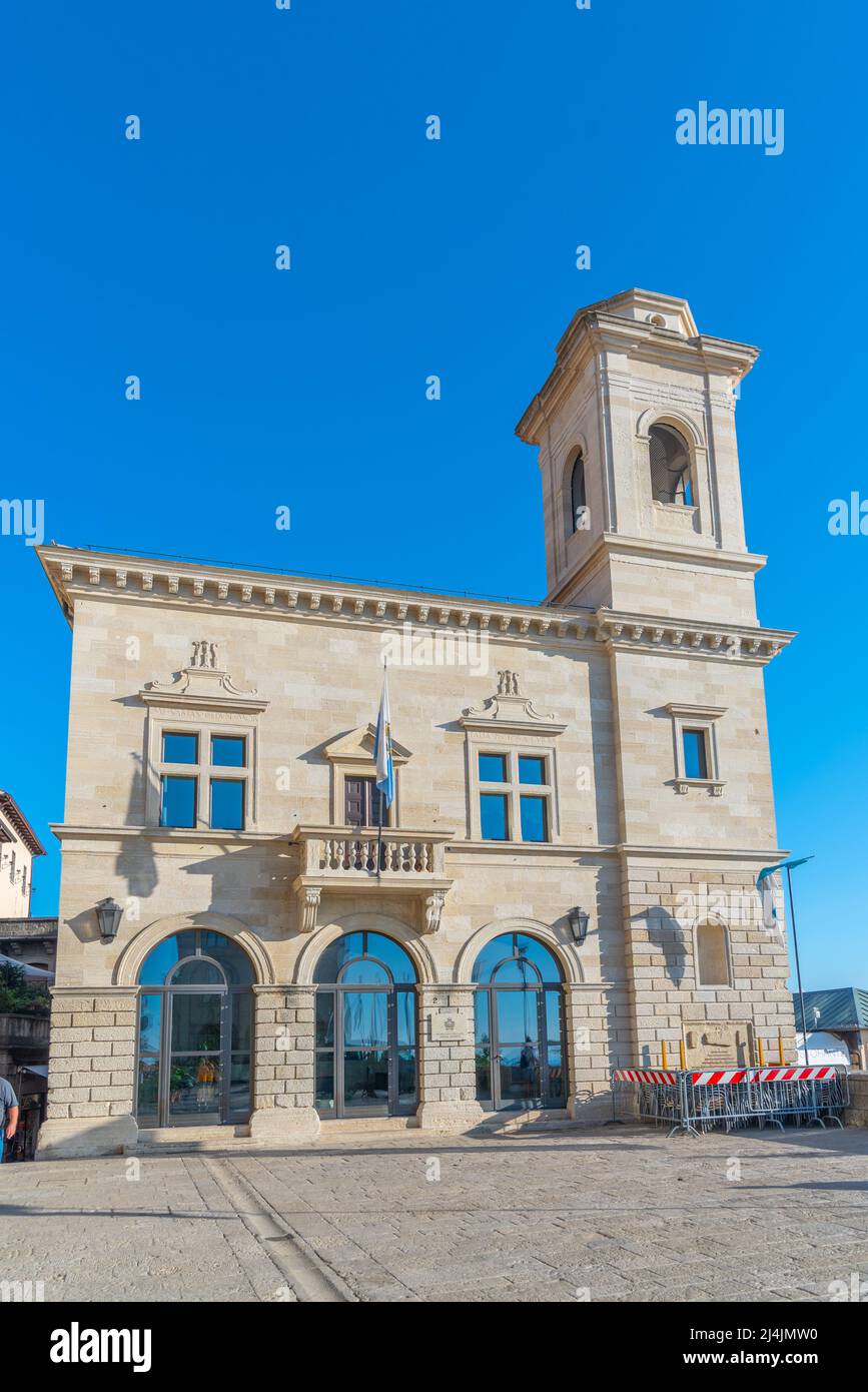 Vista di un edificio storico situato sulla piazza della liberta nella repubblica di San Marino. Foto Stock