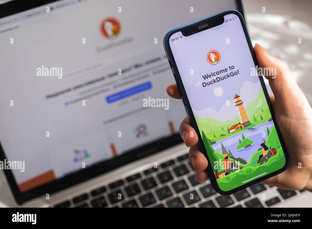 SPB, Russia - 15 aprile 2022: DuckDuckGo browser per la privacy app. Primo piano del logo. Smartphone in mano con foto applicazione VPN sicura e privacy Foto Stock