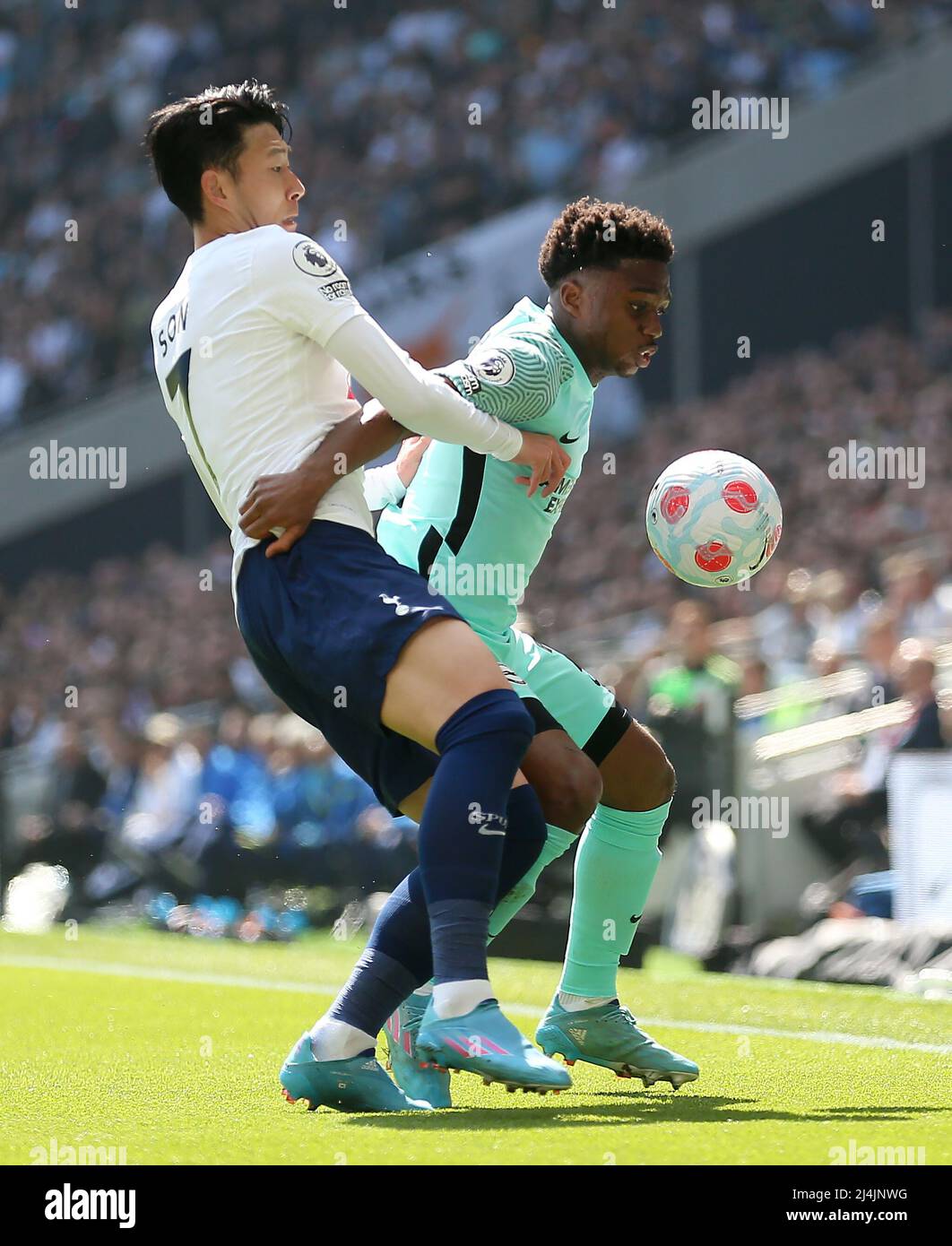 Tottenham Hotspur's Son Heung-min (a sinistra) e Brighton e Hove Albion's Tariq Lamptey combattono per la palla durante la partita della Premier League al Tottenham Hotspur Stadium di Londra. Data foto: Sabato 16 aprile 2022. Foto Stock