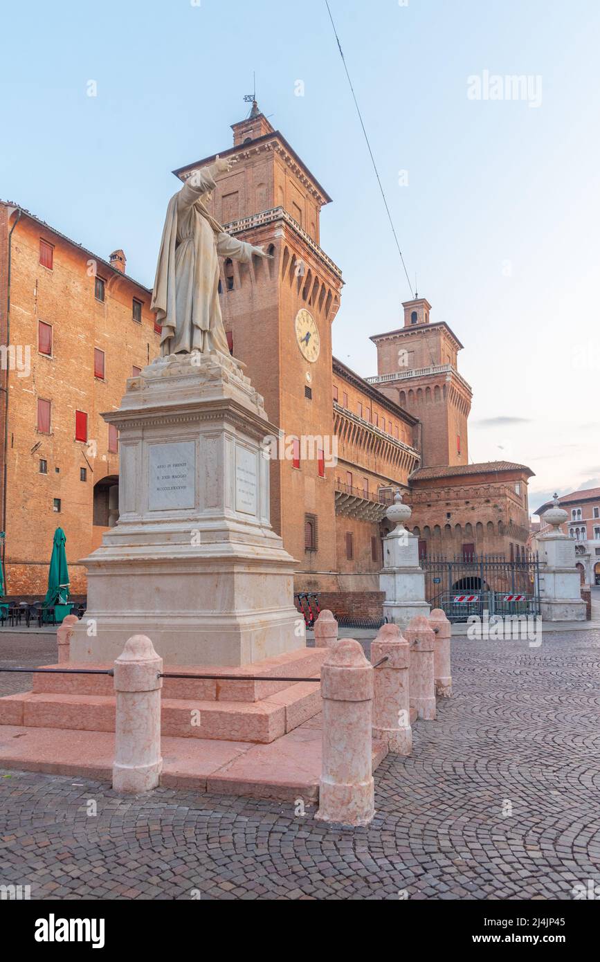 Statua di Girolamo Savonarola nella città italiana di Ferrara. Foto Stock