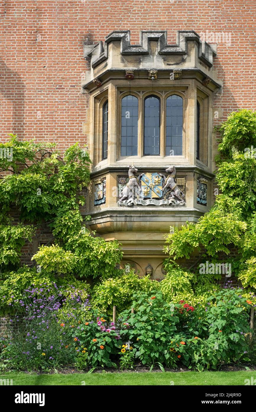 CAMBRIDGE, UK - 11 AGOSTO 2017: Finestra medievale ornata con stemma intagliato del Magdalene College all'esterno dell'edificio universitario Foto Stock