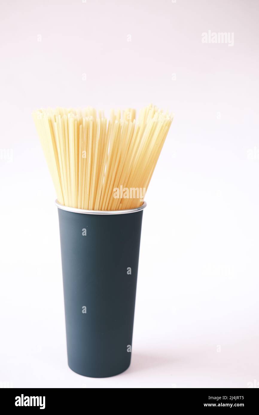 Spaghetti gialli lunghi in un contenitore sul tavolo Foto stock - Alamy