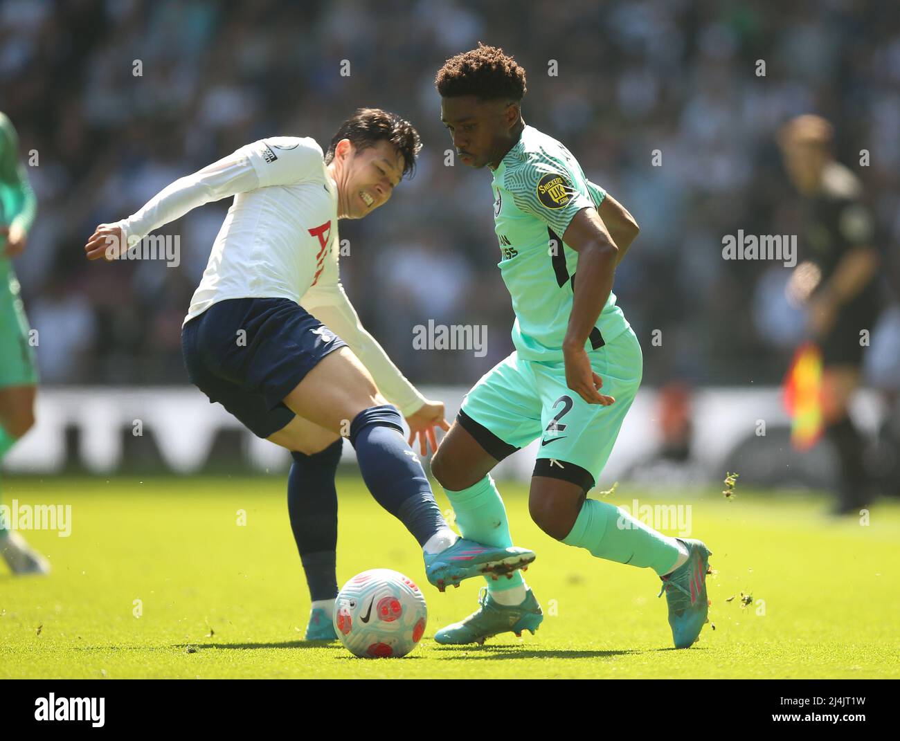 Tottenham Hotspur's Son Heung-min (a sinistra) e Brighton e Hove Albion's Tariq Lamptey combattono per la palla durante la partita della Premier League al Tottenham Hotspur Stadium di Londra. Data foto: Sabato 16 aprile 2022. Foto Stock