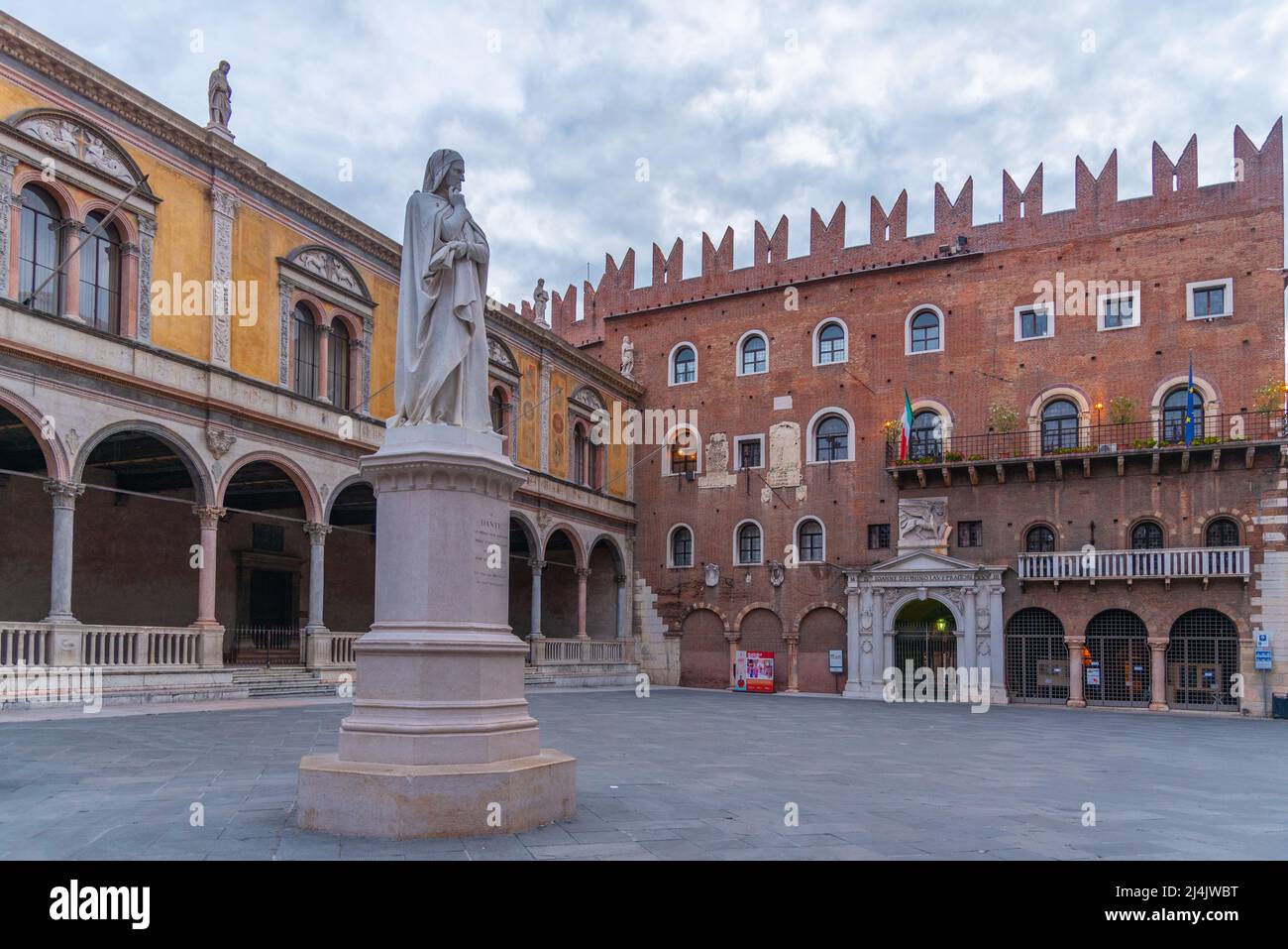 vista sull'alba di piazza die signori nella città italiana di verona. Foto Stock