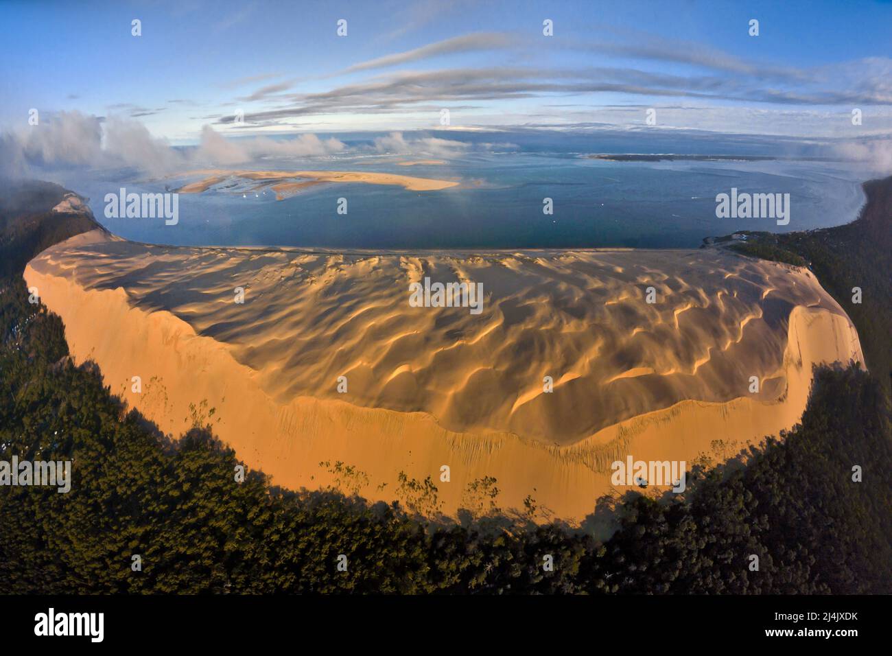 Francia, Gironde - 33 - veduta aerea della Dune du Pyla, vicino Arcachon. Sullo sfondo, la riserva naturale del Banc d'Arguin (a sinistra) e il Cap Ferre Foto Stock