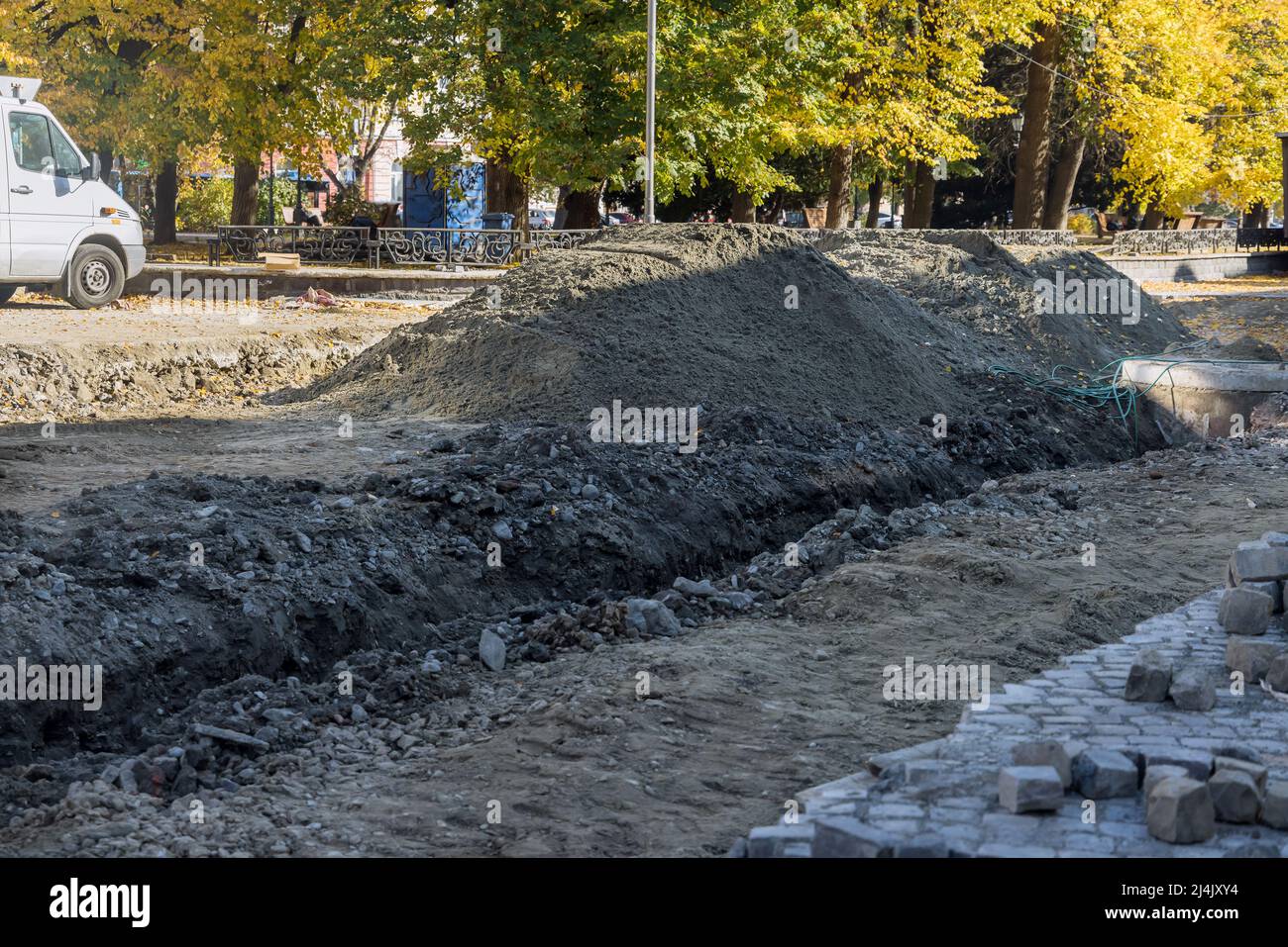 Pipeline di drenaggio che posa durante la ricostruzione stradale Foto Stock