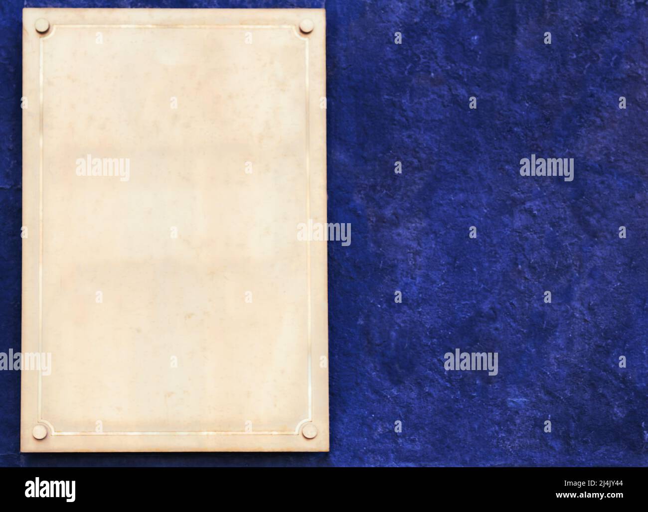 Placca con posto per testo su parete blu granito Foto Stock