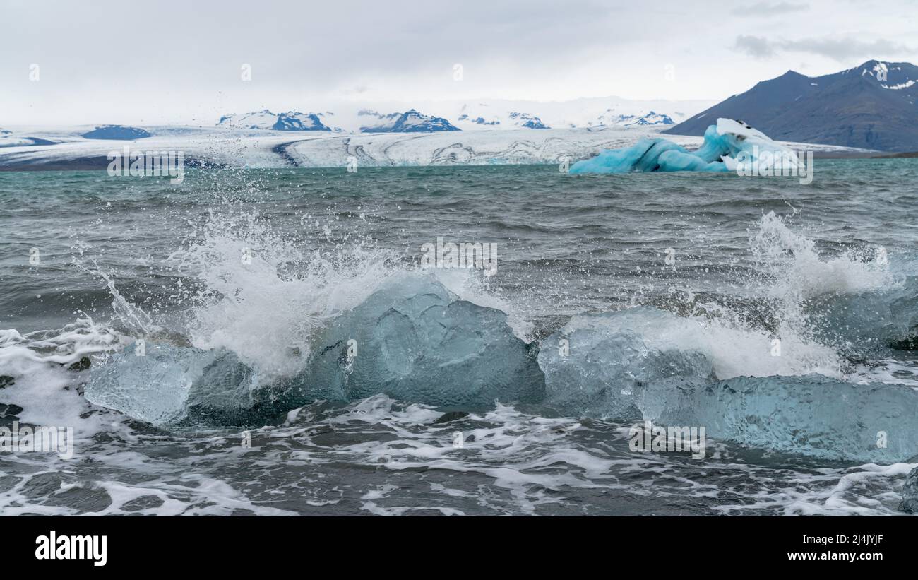 Vista degli iceberg nella laguna glaciale di Jokulsarlon formata con ghiaccio fondente, Islanda, riscaldamento globale e cambiamento climatico concetto Foto Stock