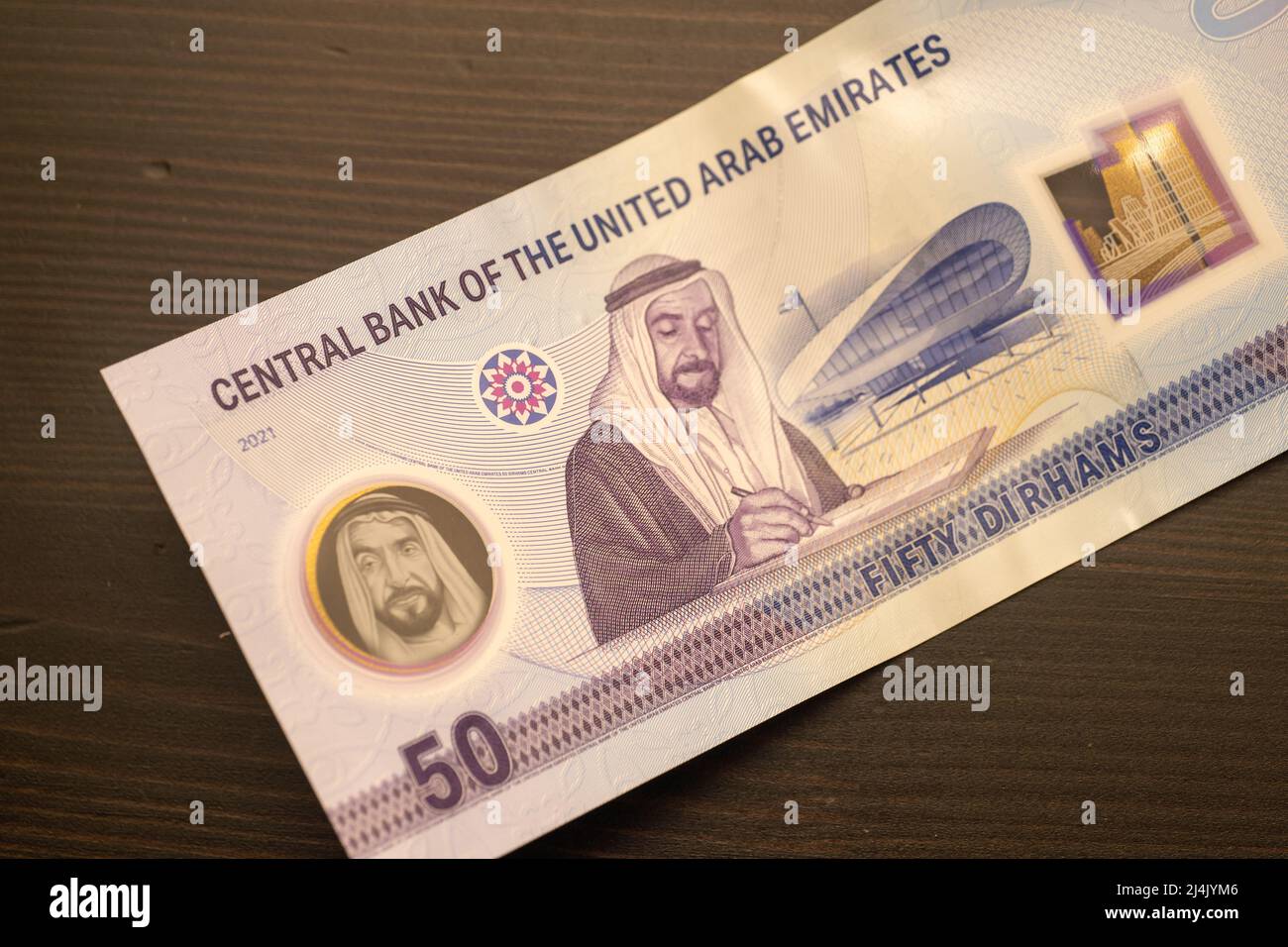 Valuta degli Emirati Arabi Uniti (Emirati Arabi Uniti) - nuovi 2021 cinquanta banconote di Dirham sparse su sfondo nero. Cambio valuta. Foto Stock
