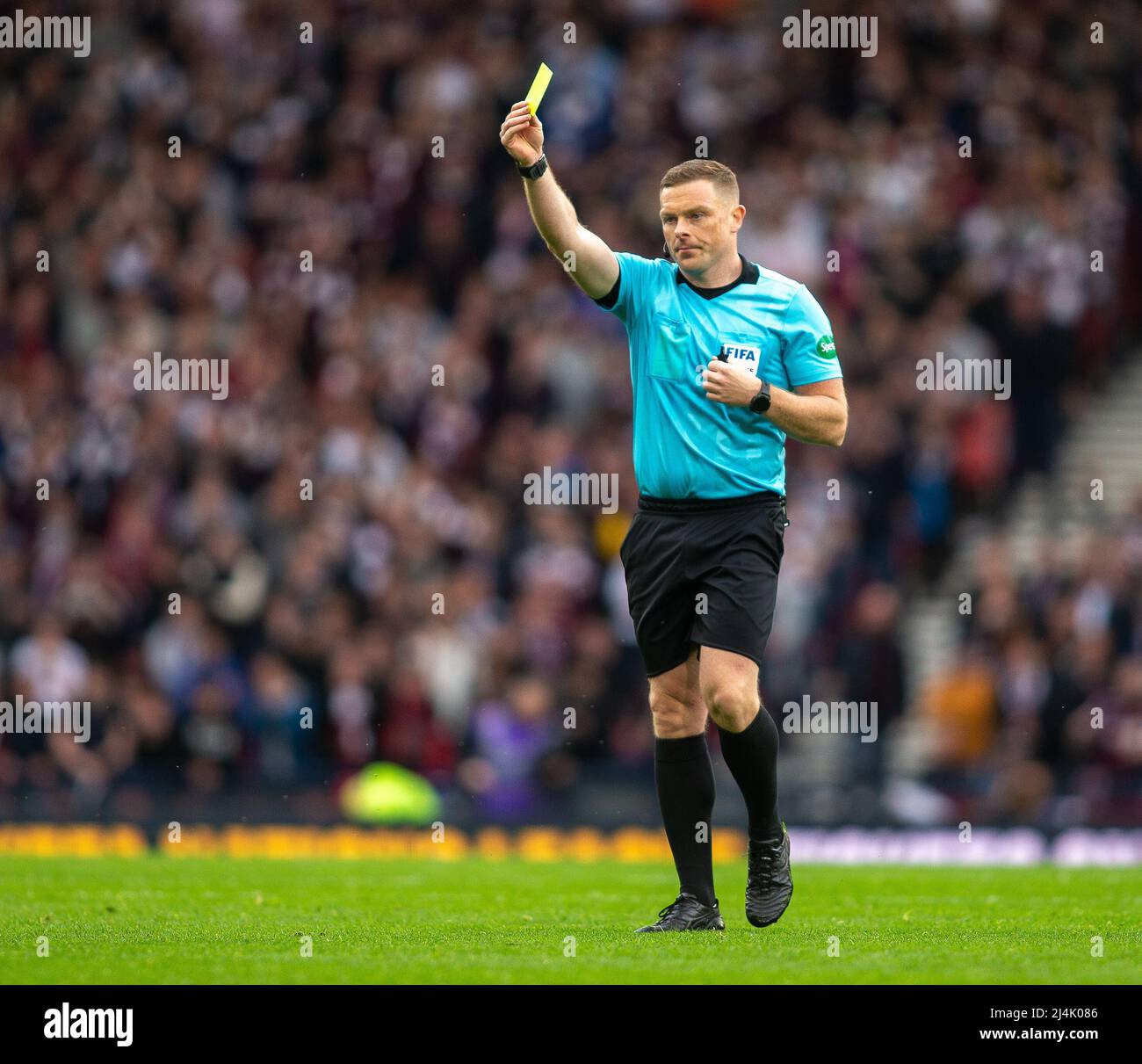 Hampden Park, Glasgow, Regno Unito. 16th Apr 2022. Scottish Cup semi-finale, Hearts of Midlothian versus Hibernian: Joe Newell di Hibernian scivola in su Peter Haring of Heart of Midlothian ottiene una carta gialla 2nd e poi rossa dall'arbitro John Beaton ed è inviato off Credit: Action Plus Sports/Alamy Live News Foto Stock