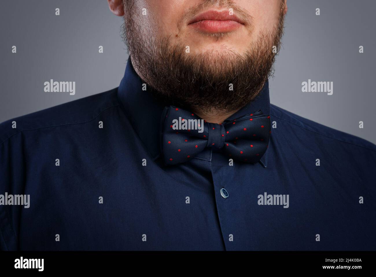 Primo piano di uomo Bearded che indossa la cravatta di prua Foto Stock