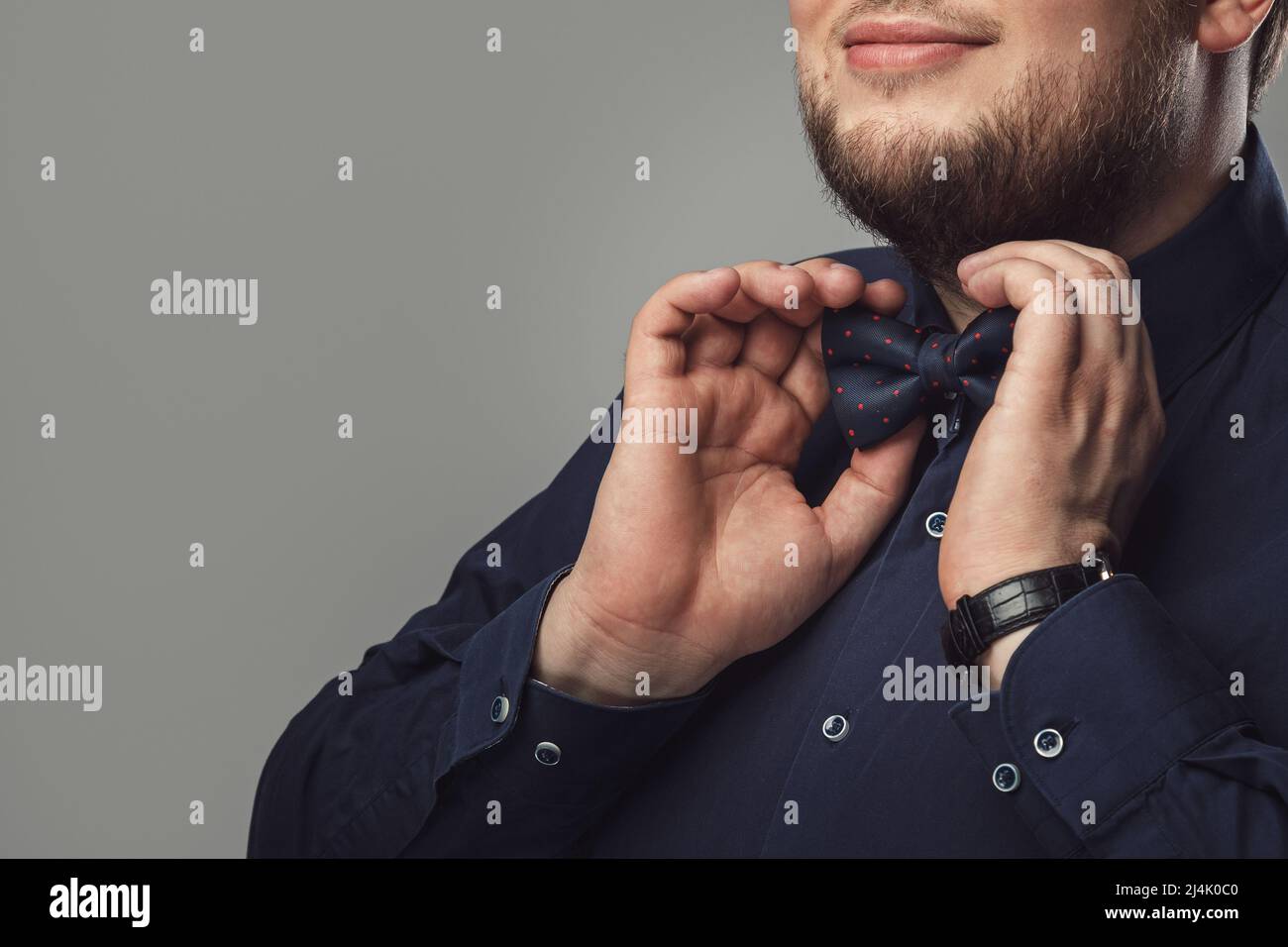 Primo piano di uomo Bearded che indossa la cravatta di prua Foto Stock