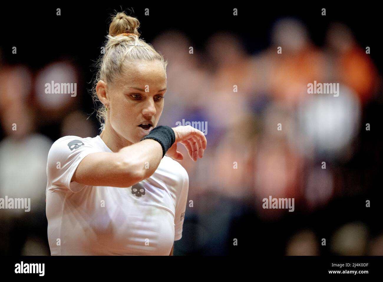 Maaspoort Sports & Events, s-Hertogenbosch, Paesi Bassi. 16th Apr 2022. DEN BOSCH - Arantxa Rus (Paesi Bassi) in azione contro Sara Sorribes (Spagna) durante la partita dei singoli del round di qualificazione della Billie Jean King Cup. I tennisti olandesi giocheranno contro la Spagna per due giorni nella speranza di raggiungere le qualifiche. ANP SANDER KING Credit: ANP/Alamy Live News Foto Stock